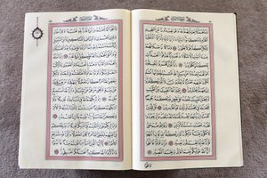 Open Koran, Istanboel, Turkije door Unbekannt