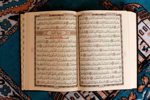 Open Koran en gebedskleed, Tunesië