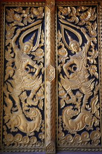 Sierlijke tempeldeur in Wat Chedi Luang, Chiang Mai, Thailand door Unbekannt