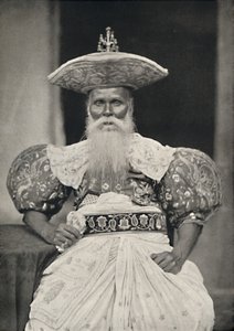 Ortsvorstand in Kandy in de oude Singalese klederdracht, 1926 door Unbekannt