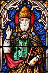 Paus Alexander I (paus van 107 tot 116) - Saint Fargeau kerk. Glas-in-loodraam door Unbekannt