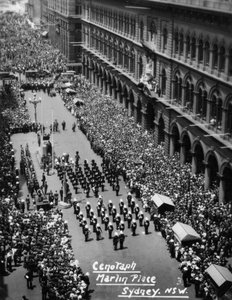 Parade bij het Cenotaaf, Martin Place, Sydney, New South Wales, 1945 of 1946