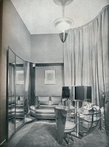 Deel van een boudoir kleedkamer in duifgrijs satijn en verchroomd metaal, door Eugene Printz