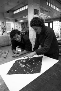 Pascal Gauvard, medeoprichter van Pasnic graveerwerkplaats, Annie-Paule Thorel, Franse schilder. Analyse van een afdruk. Pasnic graveerwerkplaats in Parijs in 2009