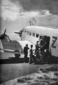 Passagiers die aan boord gaan van een van de Junkers vliegtuigen van South African Airways, ca. 1936-1937