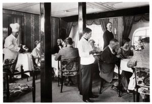 Passagiers eetkamer, Zeppelin LZ 127 Graf Zeppelin, 1933 door Unbekannt