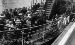 Passagiers aan boord van een boot, Bournemouth, Dorset, 1921 door Unbekannt