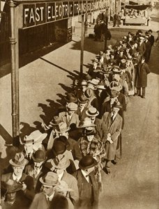 Passagiers wachten op Goldhawk Road Station in Londen tijdens de spoorwegstaking, 1919, 1935