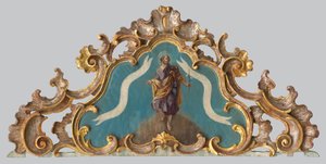 Fronton van een altaar met een figuur van een heilige