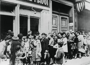 Mensen in de rij voor een zuivelwinkel, door Duitsland bezet Parijs, 26 juli 1940 door Unbekannt