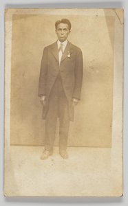 Fotografische ansichtkaart van een man in een pak door Unbekannt