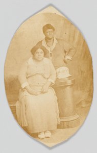 Fotografische ansichtkaart van twee niet-geïdentificeerde vrouwen, 1918-1930 door Unbekannt