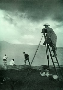 Fotograferen bij de Kraterrand, Aso-San, 1910 door Unbekannt