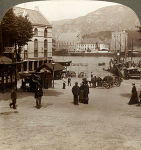 Schilderachtig oud fort Bergenhus, vanaf een plein in de moderne stad, Bergen, Noorwegen, 1905 door Unbekannt