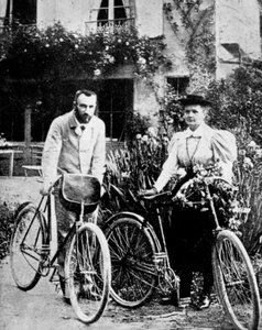 Pierre en Marie Curie, Franse natuurkundigen, bereiden zich voor om te gaan fietsen door Unbekannt
