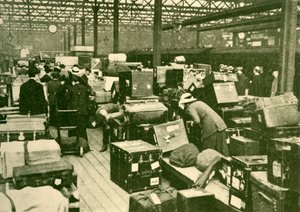 Stapels bagage op Charing Cross Station, 1930 door Unbekannt