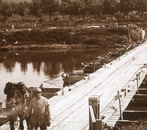 Pontonbrug over de rivier de Aisne bij Venizel, Aisne, Frankrijk, ca. 1914-1918