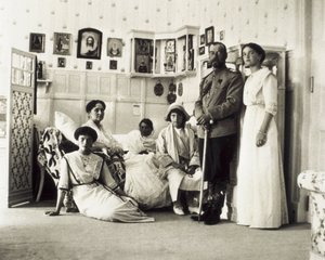 Portret van Tsaar Nicolaas II (1868-1918) met zijn familie, van links naar rechts Tatiana, Alexandra (zijn vrouw), Anastasia, Maria en Olga, ca. 1910 door Unbekannt