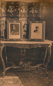 Portretten van de koning en koningin van België bij de Cubaanse ambassade in Brussel, België, 1927