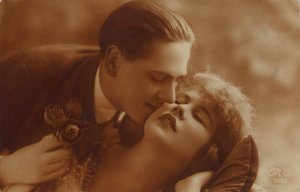 Ansichtkaart van romantisch vintage paar, in sepia door Unbekannt
