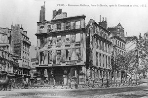 Ansichtkaart met schade aan Deffieux Restaurant, Porte St.-Martin, na de Parijse Commune van 1871