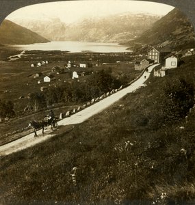 Mooi bergommuurd dorp en meer van Roldal, in ruig West-Noorwegen, ca. 1905 door Unbekannt