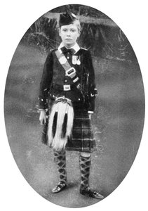 Prins Albert in Highland-kleding, Sandringham, Norfolk, 1909 door Unbekannt