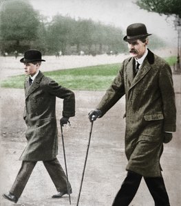Prins Edward wandelend met Mr HP Hansell, zijn leraar, in Auteuil, Frankrijk, 1912 1936 door Unbekannt