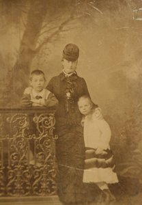 Prinses Ekaterina Mikhailovna Yurievskaya met kinderen Georgy en Olga
