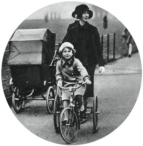 Prinses Elizabeth op een driewieler, maart 1932, 1937 door Unbekannt