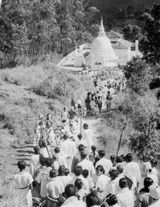 Processie naar een Boeddhistische tempel, Diyatalawa, Ceylon, ca. 1945
