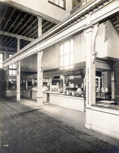 Publieke gemaksstand, met ansichtkaart, snoep en publieke stenograafhokjes in het Paleis van Manufacturen op de Wereldtentoonstelling van 1904 door Unbekannt