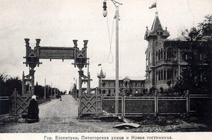 Pyatigorskstraat en een hotel, Yessentuki, Rusland, 1900s door Unbekannt