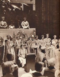 Koningin Elizabeth kijkt toe terwijl haar man wordt gekroond op de dag van zijn kroning, 1937