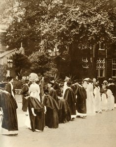 Koningin Mary bij Bedford College, Londen, 1913, 1935 door Unbekannt