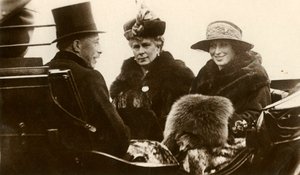 Koningin Mary met de Prinses Royal en Burggraaf Lascelles door Unbekannt