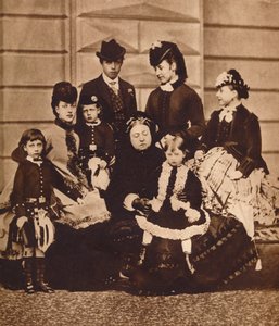 Koningin Victoria met haar schoondochter en kleinkinderen, ca. 1880 1935 door Unbekannt