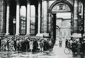 Rij buiten het Informatie Bureau voor burgers in de Kamer van Afgevaardigden, Parijs, juli 1940 door Unbekannt