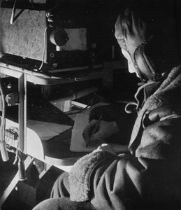 RAF Coastal Command radio-operator aan boord van zijn vliegtuig, c1940 1943