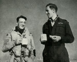 RAF-personeel geniet van een kopje thee, Malta, Tweede Wereldoorlog door Unbekannt