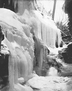 Rainbow Falls in de winter, Watkins Glen, New York State, VS, ca. 1900 door Unbekannt