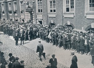 Rekruten wachten buiten het Central London Recruiting Depot, 1914 door Unbekannt