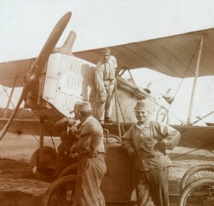 Bijtanken van een dubbeldekker, ca. 1914-1918