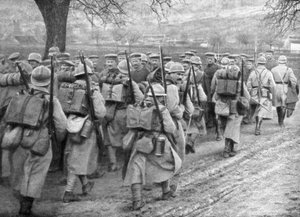 Franse infanterie passeert een rij gevangenen, Plessis-de-Roye, Picardië, Frankrijk door Unbekannt