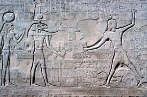 Reliëf van Farao voor Knum & Sekhmet, Tempel van Khnum, Ptolemaïsche & Romeinse Periodes
