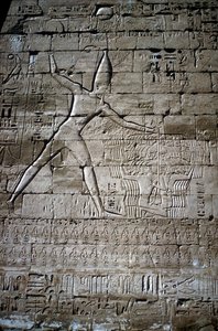 Reliëf van Ramses III die vijanden verslaat, Dodentempel van Ramses III, Medinat Habu, ca. 1200 v.Chr.