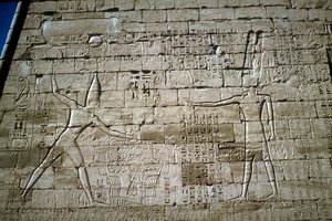 Reliëf van Ramses III die vijanden verslaat, Dodentempel van Ramses III, Medinat Habu door Unbekannt