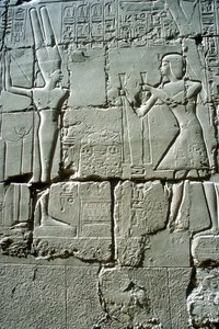 Reliëf van Ramses II offert aan de vruchtbaarheidsgod Min, Tempel van Amon, Karnak, Egypte