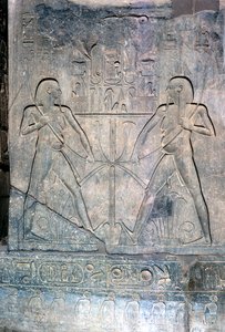 Reliëf van twee figuren van Hapy, god van de Nijl, Tempel gewijd aan Amon Mut & Khons, Luxor, Egypte