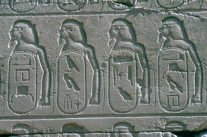 Reliëfs met cartouches van namen van gevangen steden in het Nabije Oosten, Tempel van Amon, Karnak, Egypte